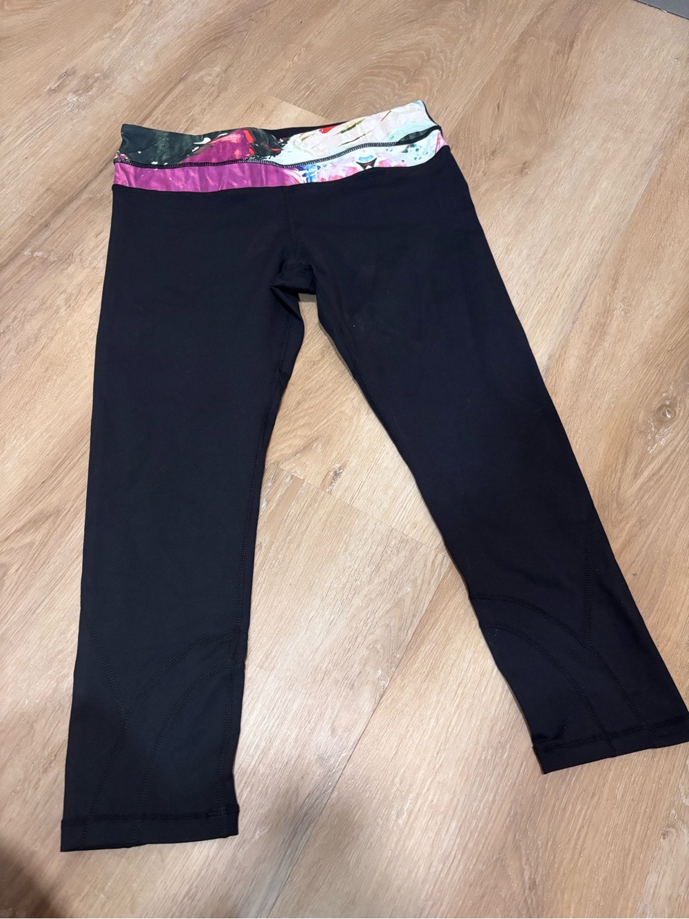 Lululemon Women’s Capri Leggings Athletic Size 8 EUC Black
